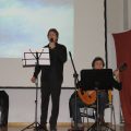 Τραγουδάει ο Νίκος Θεοδωράκης, στη κιθάρα - ο Γιώργος Κριωνάς